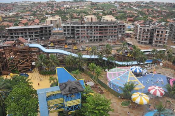 Tobogãs do Beach Park vistos do alto da torre do Insano, em Fortaleza - CE